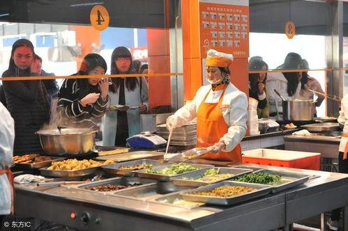 美食广场里的女高中生们在说啥,女高中生们的闲聊时光